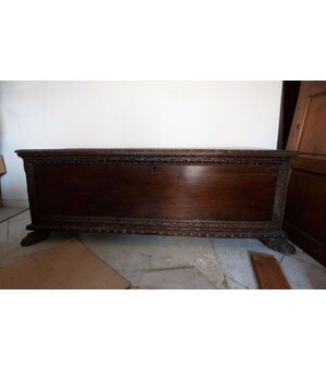 Cassapanca del '500 intagliata con zampe di leone