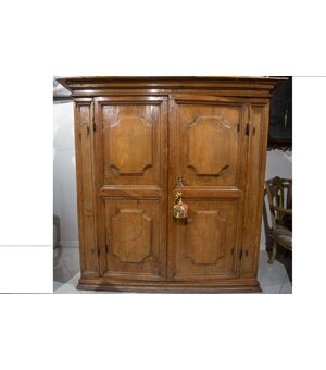 Credenza stipo del '600 in legno dolce