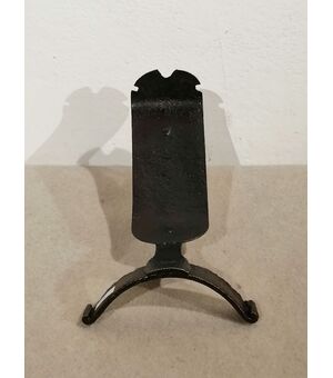 Attrezzo del '600 in ferro per bloccare il paiolo sul fuoco