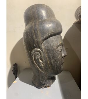Grande testa in pietra nera. Cina XVIII secolo.