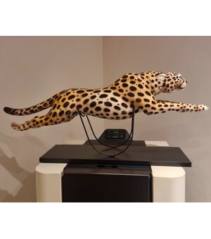 Ghepardo in ceramica dipinta con base alta classe: eleganza e carattere