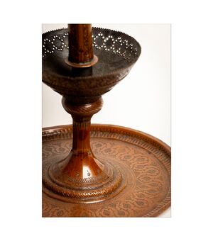 Candeliere mediorientale in rame finemente lavorato. XIX secolo