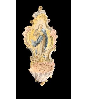 Acquasantiera in maiolica policroma con raffigurazione della Madonna.Minghetti.Bologna.
