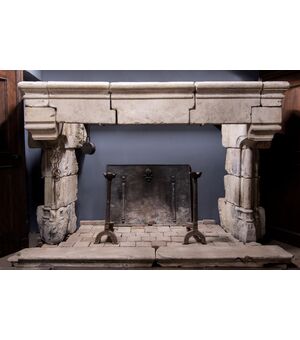 CHP211 - Imponente camino gotico in pietra di Borgogna, epoca '3/'400, provenienza Francia, misure cm L 325 x H 200 x P 130