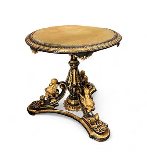 Tavolino da centro in legno intagliato, laccato e dorato