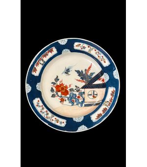Piatto in porcellana con decoro di ispirazione cinese. manifattura Ginori Doccia.