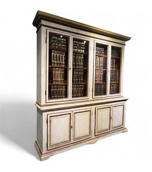 Grande libreria a due corpi