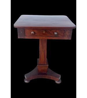 Tavolino in noce con gamba centrale e base a tre piedi.Periodo Impero.