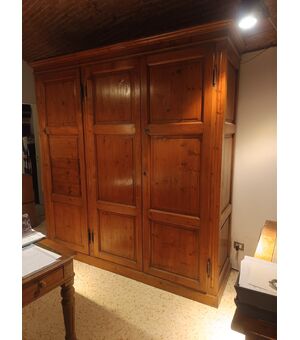 Elegante armadio  in abete