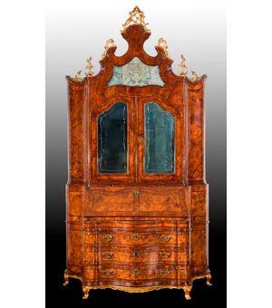 Ebanisteria veneta del XVIII secolo, Cassettone a ribalta con alzata