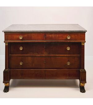 Cassettone lastronato in noce primo quarto del XIX secolo