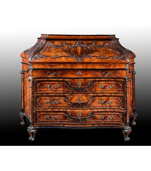 Cassettone a ribalta lastronato in radica di noce, in stile lombardo settecentesco