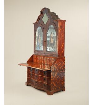 Cassettone a ribalta con alzata lastronato in carrubo, Veneto XVIII secolo