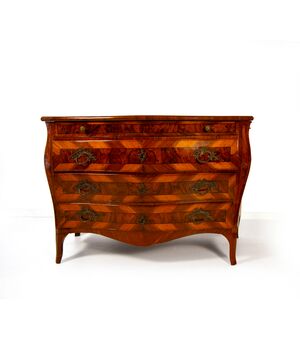 Cassettone lastronato in carrubo, noce e radica, Modena, metà del XVIII secolo