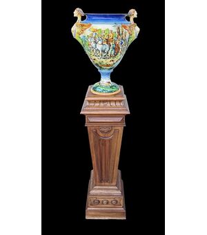 Grande vaso in maiolica a decoro istoriato con colonna lignea.Molaroni ,Pesaro.