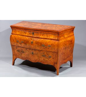 Cassettone lastronato in noce e radica di noce Lombardia, metà del XVIII secolo