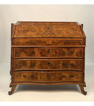 Cassettone a ribalta lastronato in noce e radica di noce, Lombardia (Brescia), XVIII secolo