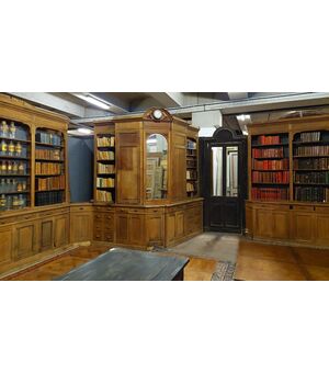LIB133 - Negozio in rovere, con tre porte, epoca fine '800, misura 9 metri lineari
