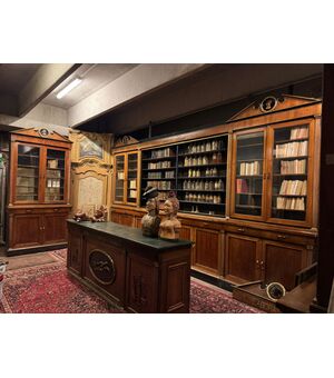 LIB159 - Farmacia in legno di noce. Epoca primi '900. Misure totali metri lineari 13,50 x H 2,90