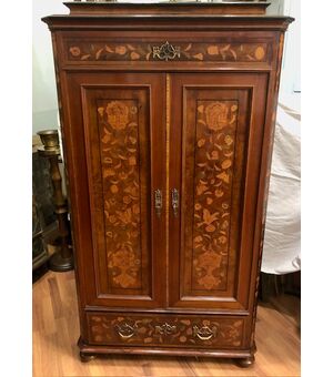 Elegante armadio intarsiato