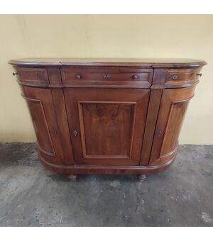 Credenza mossa i fianchi