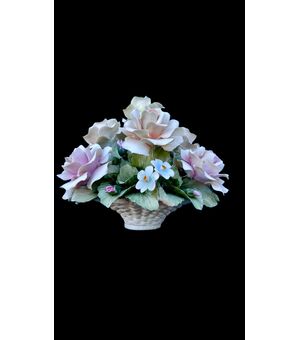 Composizione floreale con cesto in porcellana Bisquit. Capodimonte.