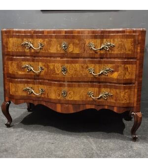 Elegante cassettone Emiliano del ‘700 in legno di noce e olivo