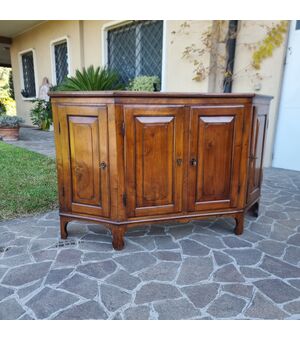 Credenza scantonata del 700 in noce  Veneto