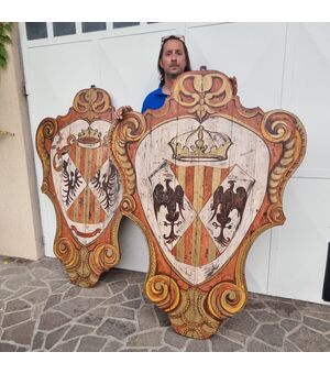 Coppia di scudi lignei nobiliari dipinti del ‘900