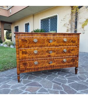 Cassettone Modenese del 700 Luigi XVI in noce con diverse essenze ed intarsi