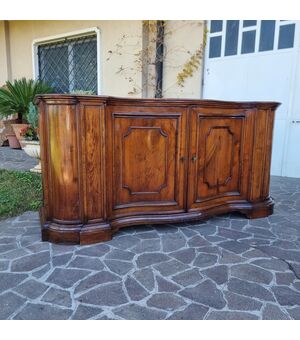 Credenza mossa del 700 in noce Venezia