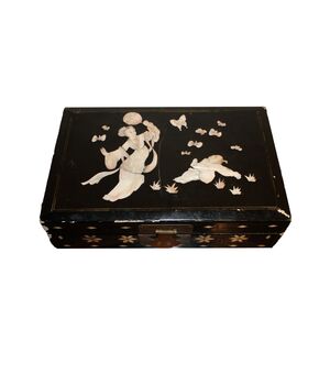 Lacquered oriental box - 19th century