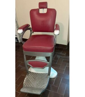 Poltrona da barbiere restaurata con pelle nuova