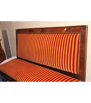 Piccolo divano in legno di noce, Siena XIX secolo  L’altezza 110 cm, la larghezza 160 cm e lo spessore 43 cm
