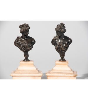 Scuola Francese, XVIII secolo, Coppia piccoli busti femminili, bronzo con piedistallo in marmo