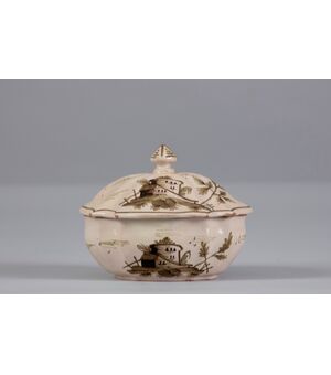 Southern Art (Apulia?), 18th Century, Tureen at the house in polychrome majolica     