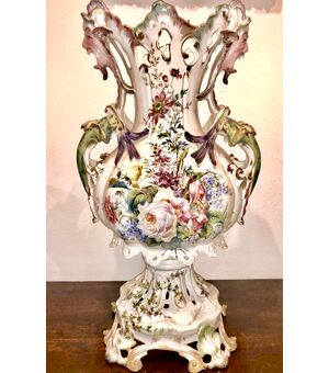 Grande vaso traforato in terraglia con manici a grottesche e decoro floreale. manifattura Gian Battista Viero,Nove di Bassano.