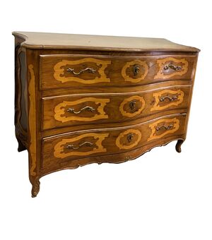Elegant Louis XV shaped chest of drawers     
