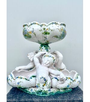 Grande centrotavola-candeliere in maiolica trilobata con putti e conchiglie,decoro stile Bassano ‘al ponticello’.Manifattura Cantagalli,Firenze.