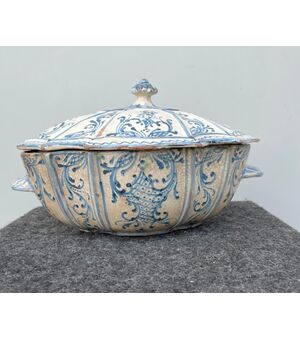 Tureen in majolica with &#39;Rouen&#39; decoration, with stylized vegetal and geometric motifs.Campania.     