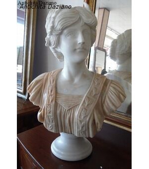 Mezzo busto femminile in marmo