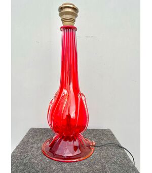 Lampada in vetro rosso con applicazioni in rilievo trasparenti con foglia oro.Murano.