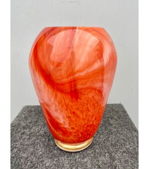 Vaso in vetro incamiciato con variegature lattimo e foglia oro.Manifattura Barovier & Toso.Murano.