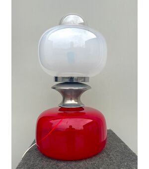 Lampada in vetro leggero ‘space age’ con bulbo lattimo e dettagli in alluminio.Carlo Nason per Mazzega.Murano.