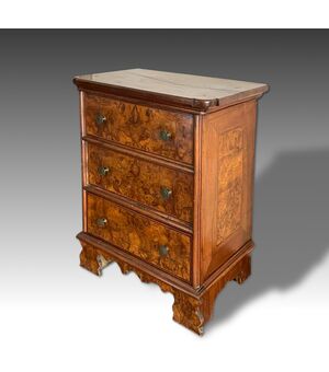 Antique chest of drawers with prie-dieu in walnut briar mid 18th century     