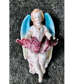 Acquasantiera  in porcellana bisquit raffigurante angelo con coppa a forma di conchiglia.Francia.
