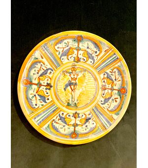 Majolica platter-cutting board with Raphaelesque-style neighborhood decoration. Central round with the figure of Christ on the cross. Deruta manufacture.     