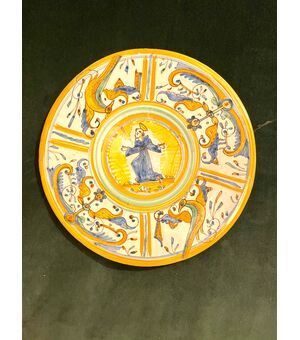Majolica cutting board with Raphaelesque quarter decoration and central round with figure of Saint Deruta manufacture.     