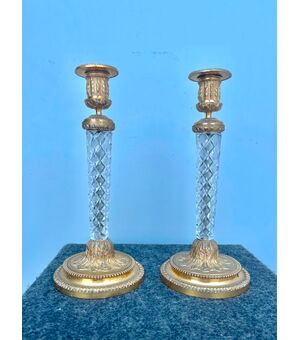 Coppia di candelieri in bronzo e cristallo molato. Francia