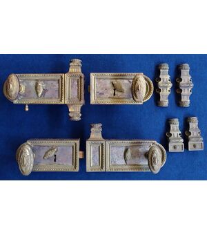 Coppia di grandi serrature con maniglie in ottone cesellato - Francia XIX sec.
